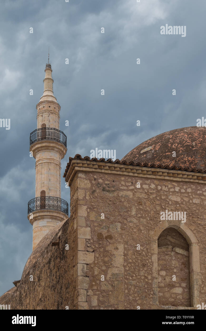 Neratzi auch als Gazi Hussein Moschee mit ihren Turm bekannt. Intensive Wolken am Himmel. Rethymno, Kreta, Griechenland. Stockfoto