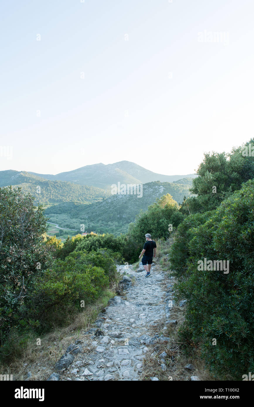 Man Walking in Lastovo Kroatien Stockfoto