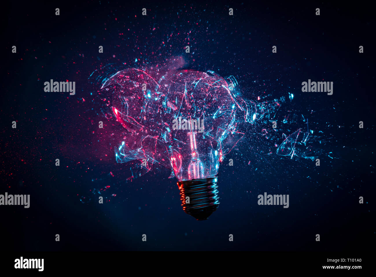 Detail einer wolframwendel Glühbirne in genau dem Moment fotografiert, die von einer Kugel getroffen, hohe Geschwindigkeit Studio. Stockfoto