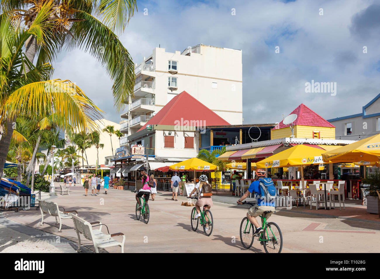 Radfahrer auf dem Boardwalk, Philipsburg, St. Maarten, St. Martin, Kleine Antillen, Karibik Stockfoto