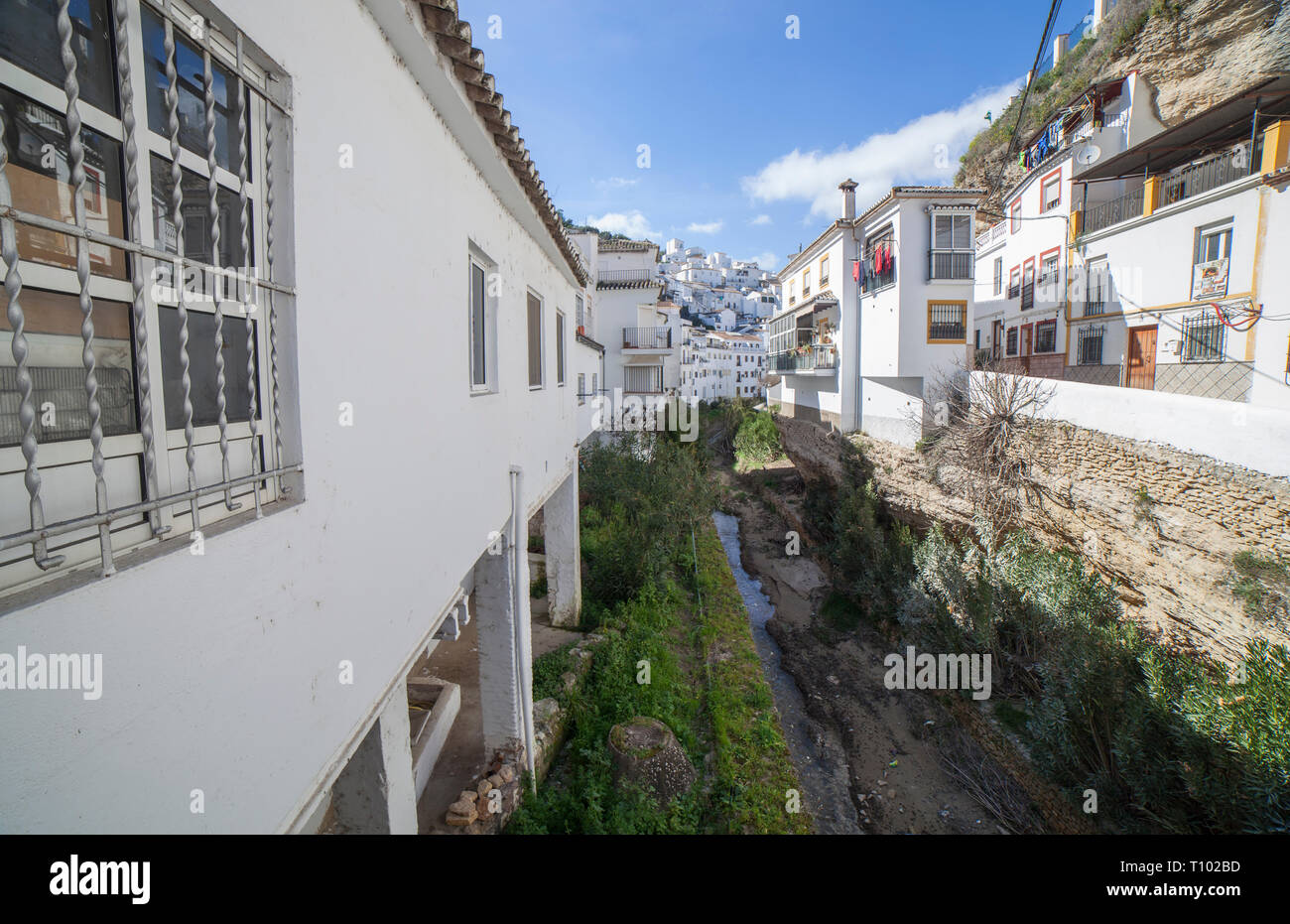 Setenil, Spanien - 4. März, 2019: Straße mit Wohnungen in Felsen Überhänge gebaut. Setenil de las Bodegas, Cadiz, Andalusien, Spanien. Dieses Pueblo Blanco ist gut - kn Stockfoto