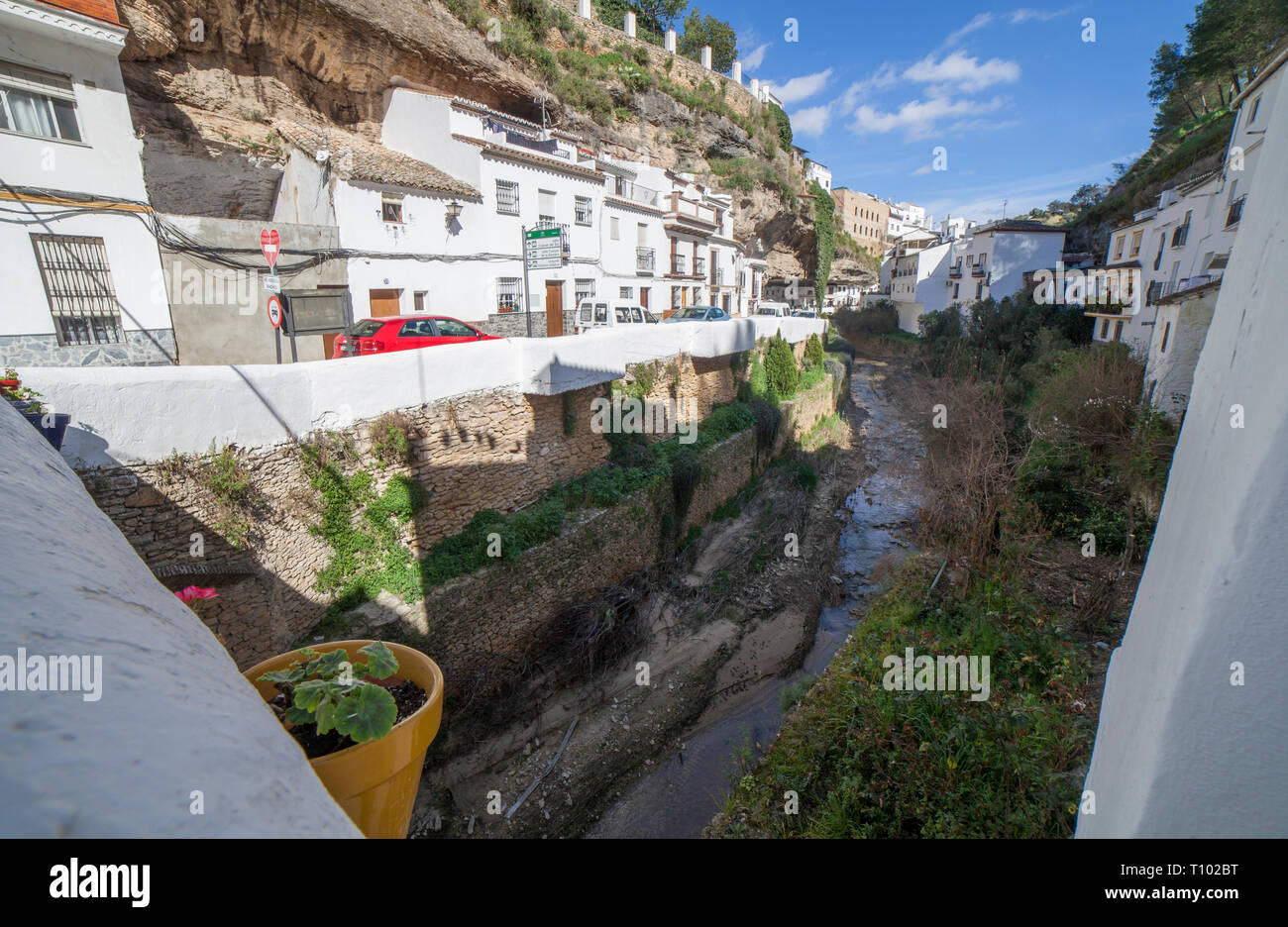 Setenil, Spanien - 4. März, 2019: Straße mit Wohnungen in Felsen Überhänge gebaut. Setenil de las Bodegas, Cadiz, Andalusien, Spanien. Sonnige höhlen Nachbarschaft Stockfoto