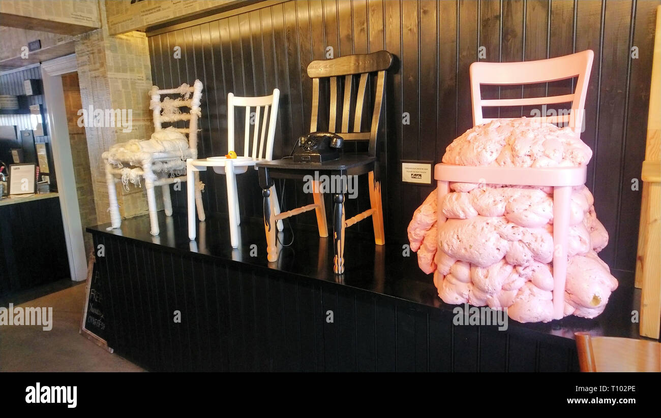 Eine Auswahl an Stühlen in einem Chocolateers shop,, Siglufjordur, Island Stockfoto