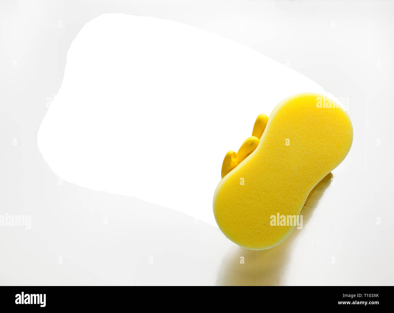 Transparenz Konzept. Hand mit gelben Schwamm Reinigung Fenster. Transparenter Bereich mit Freistellungspfad isoliert. Stockfoto