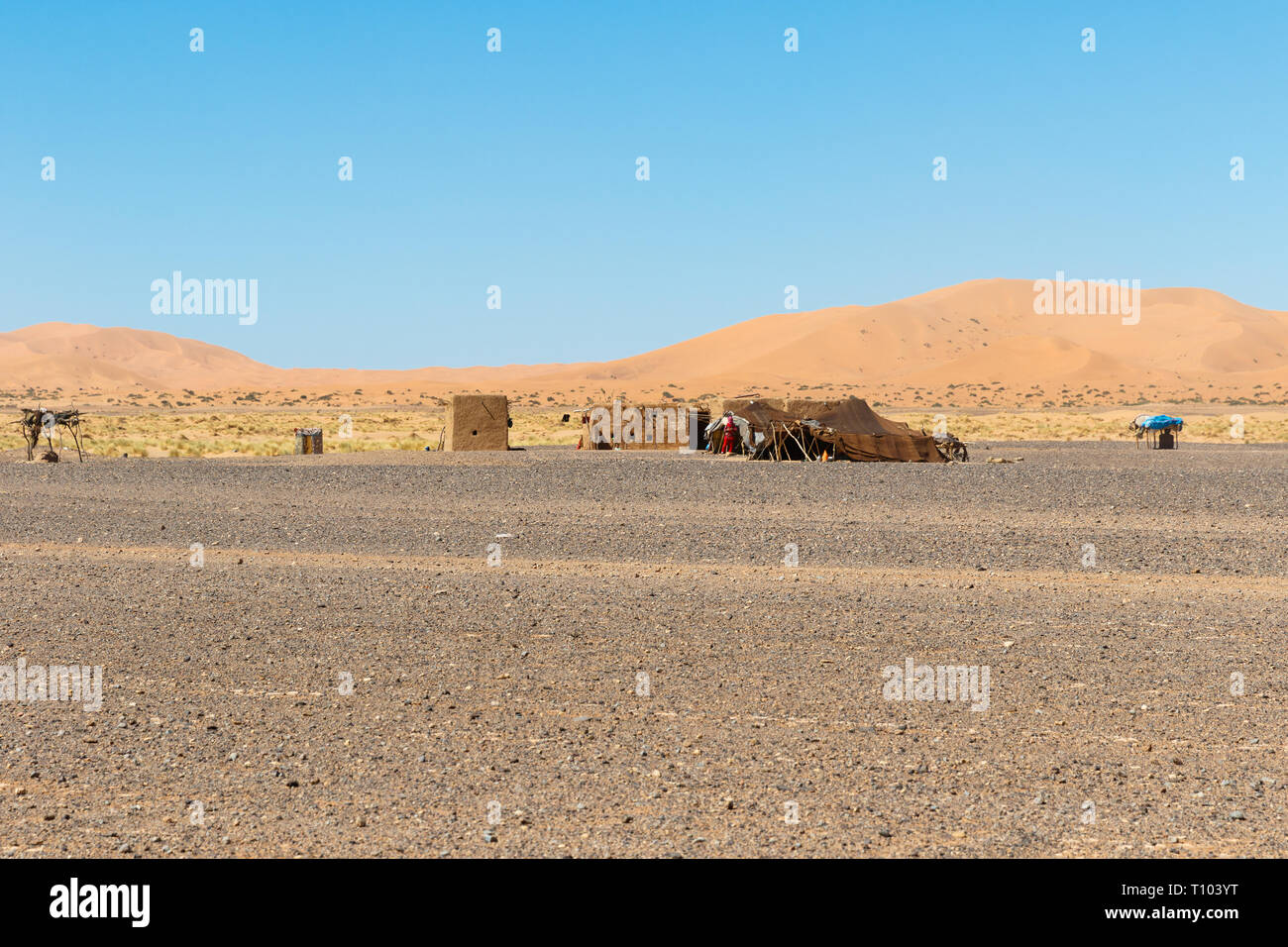 Ein einsamer Nomadenzelt im Erg Chebbi, Marokko, eine Wüste Landschaft, bietet eine erstaunliche Sicht aus Sand und Felsen in der Wüste Sahara Stockfoto