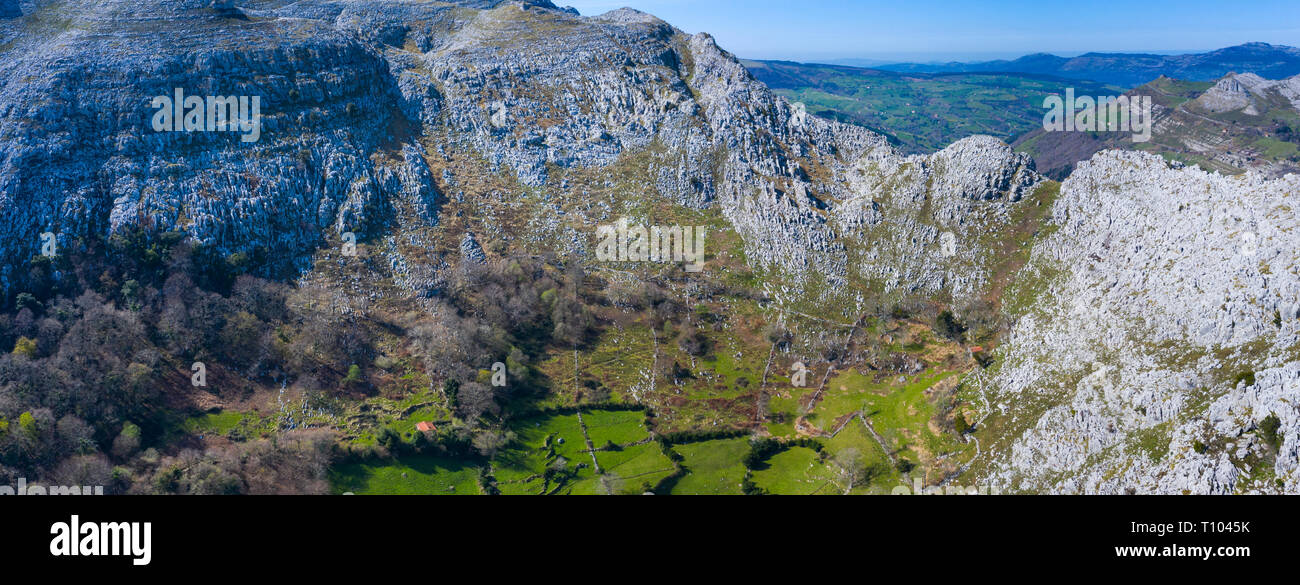 Luftaufnahme, Mortesante, Miera Tal, Valles Pasiegos, Kantabrien, Spanien, Europa Stockfoto
