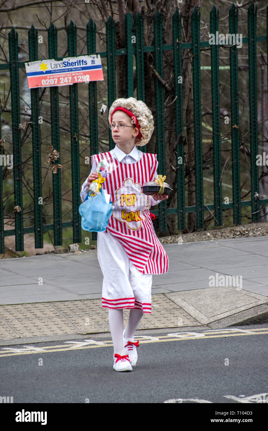 Chassidische Mädchen popcorn Kostüm fancy dress Feiern der jüdische  Feiertag Purim in Stamford Hill, London Stockfotografie - Alamy