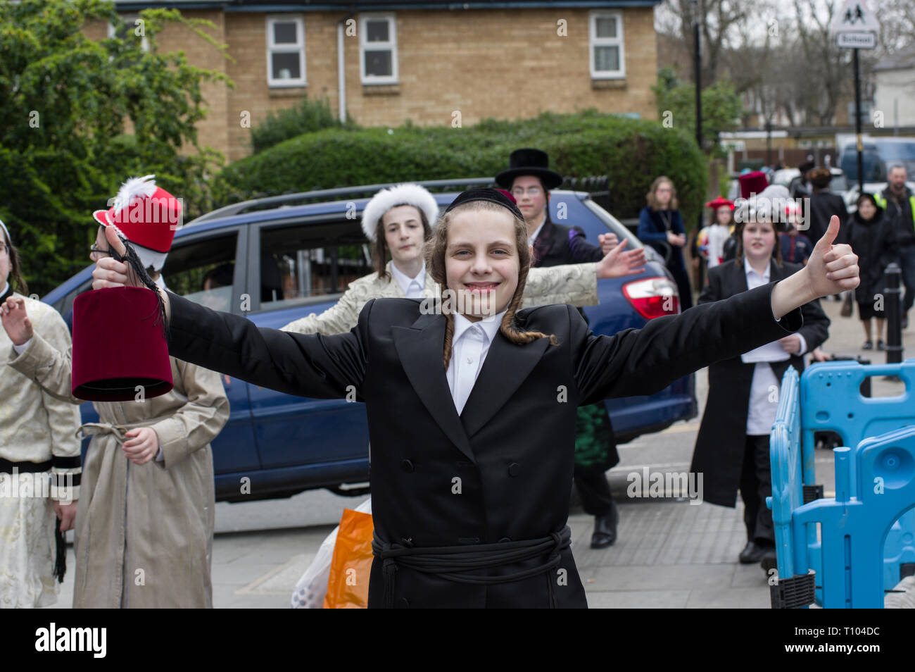 Jüdische Kinder feiern Purim in Fancy Dress, auf die Straße, zu singen und zu tanzen oder einfach nur Parade in ihren Kostümen Stockfoto