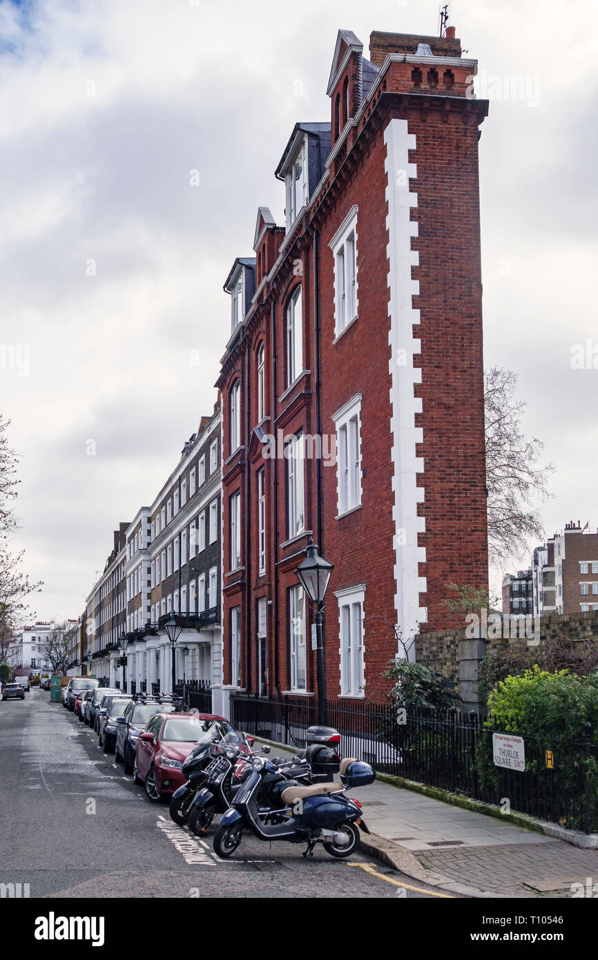 South Kensington, London, Großbritannien. Das ungewöhnliche Thin House (5 Thurloe Square SW7) wurde 1886 als Künstlerstudios erbaut und verfügt über große nach Norden gerichtete Fenster Stockfoto
