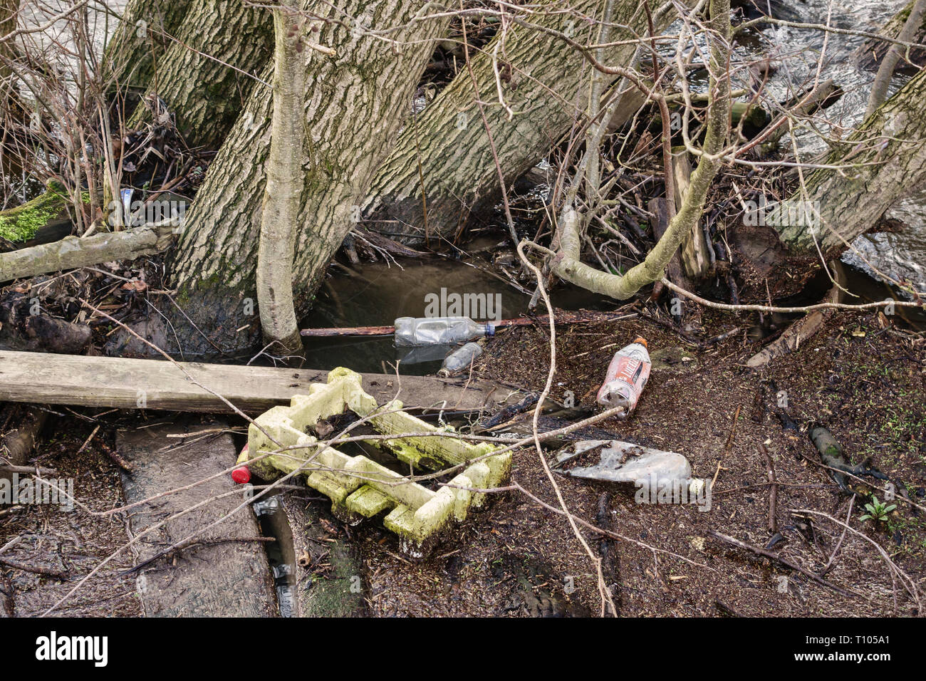 UK. Plastikmüll Schwimmen im Fluss Lugg, in einer abgelegenen ländlichen Gegend in der Mitte von Wales Stockfoto