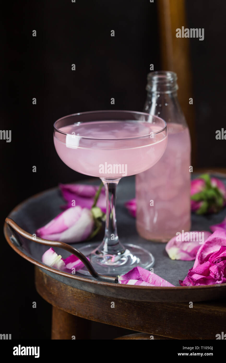 Sommer Erfrischungsgetränke. Light Pink rose Cocktail, mit Rose Wein auf  dunklem Hintergrund. Mit rosa Blüten. Platz kopieren Stockfotografie - Alamy