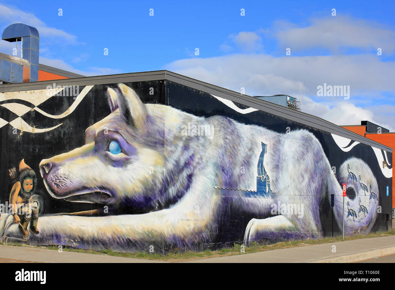 Inuit Mädchen und Husky Hund Kunst an Qikiqtani General Hospital, Iqaluit, Nunavut Stockfoto