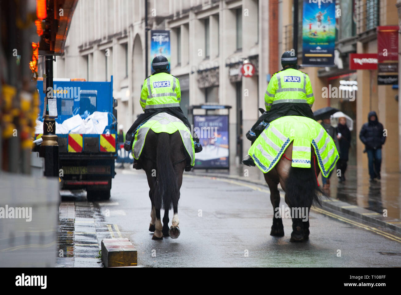 Zwei horsemounted männlichen Polizisten, die Straße runter in Covent Garden, Teil der Ordnung in London Stockfoto
