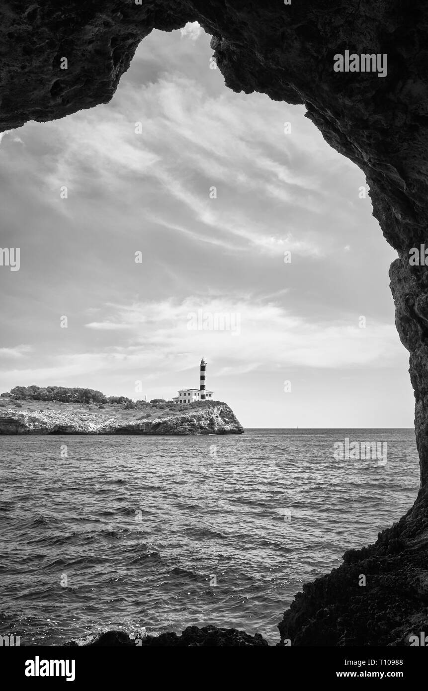 Portocolom Leuchtturm aus einer Höhle, Mallorca, Spanien gesehen. Stockfoto