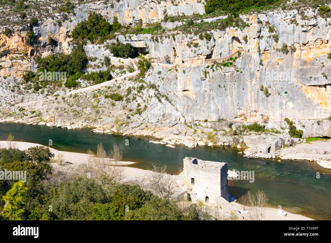 Sanilhac-Sagries (Frankreich): Website von La Baume und Saint-Veredeme in der Gardon Schluchten, mit der alten Mühle Stockfoto