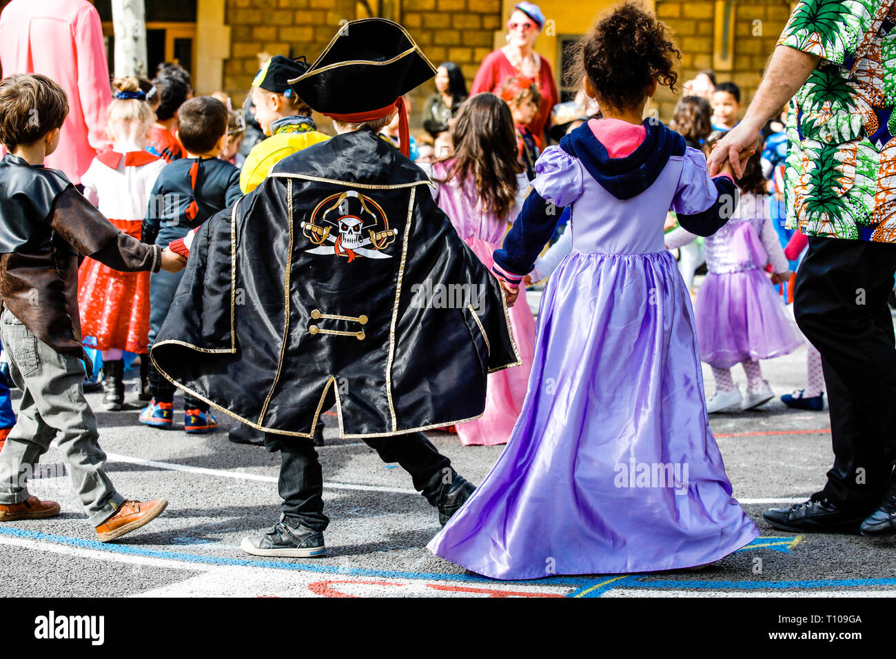 Kinder tragen Kostüme anlässlich des Karnevals in ihrer Schule Stockfoto