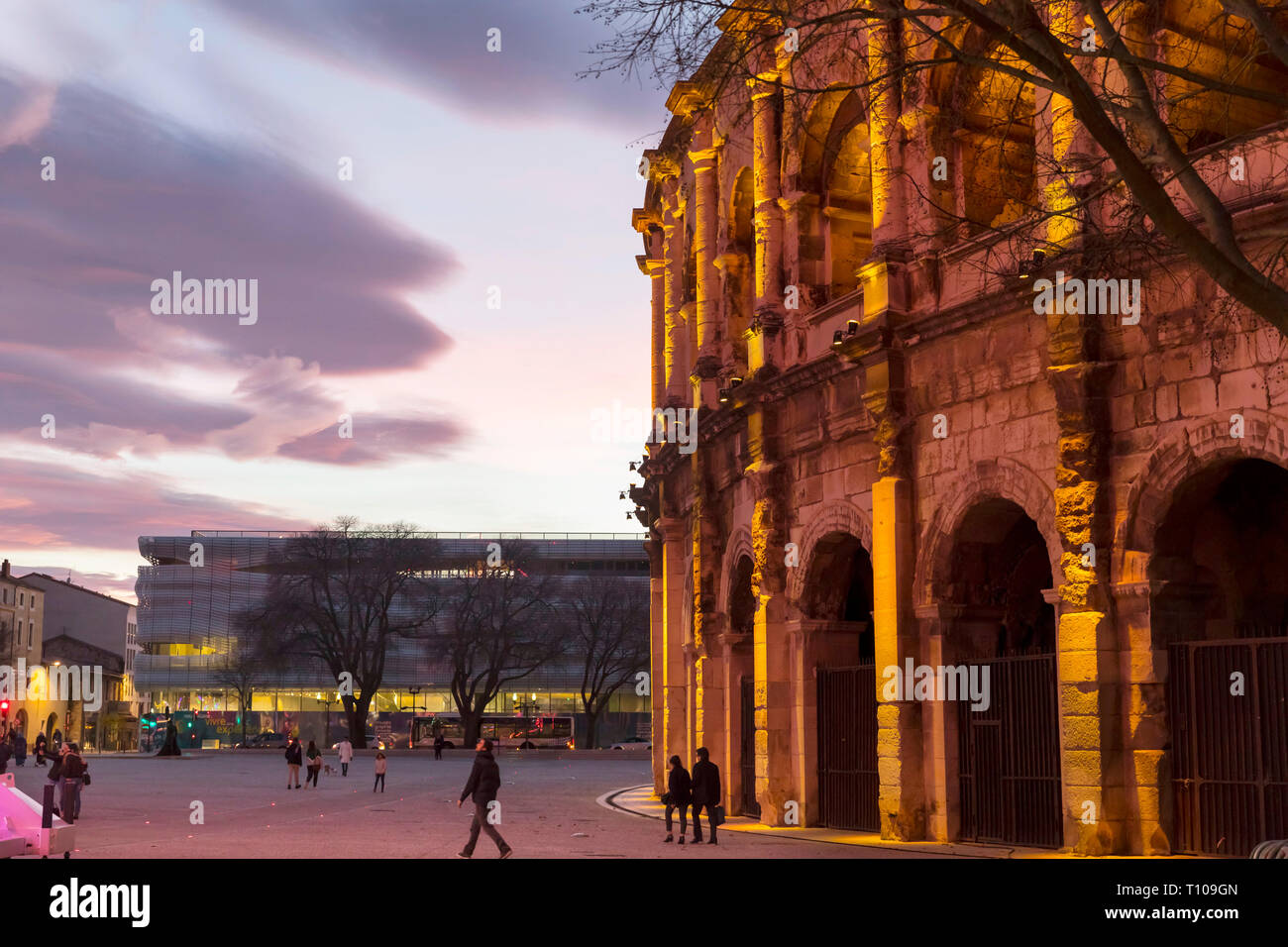 Nimes (Frankreich): Arenas, stierkampfarenen in der Abenddämmerung. Die religiöse Gebäude ist als National Historic Landmark ('Monuments Histo eingestuft Stockfoto