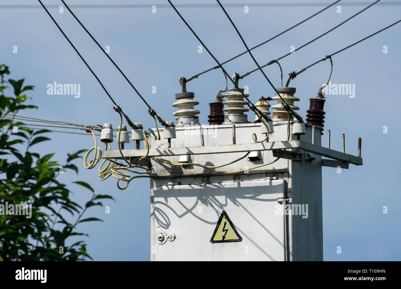 Power System mit elektrischen Bedienfeld mit Warnung Stromschlaggefahr Zeichen'' auf dem Hintergrund der blauen Himmel close-up Stockfoto Power System mit elektrischen Bedienfeld mit Warnung Stromschlaggefahr Zeichen'' auf dem Hintergrund der blauen Himmel close-up Stockfoto