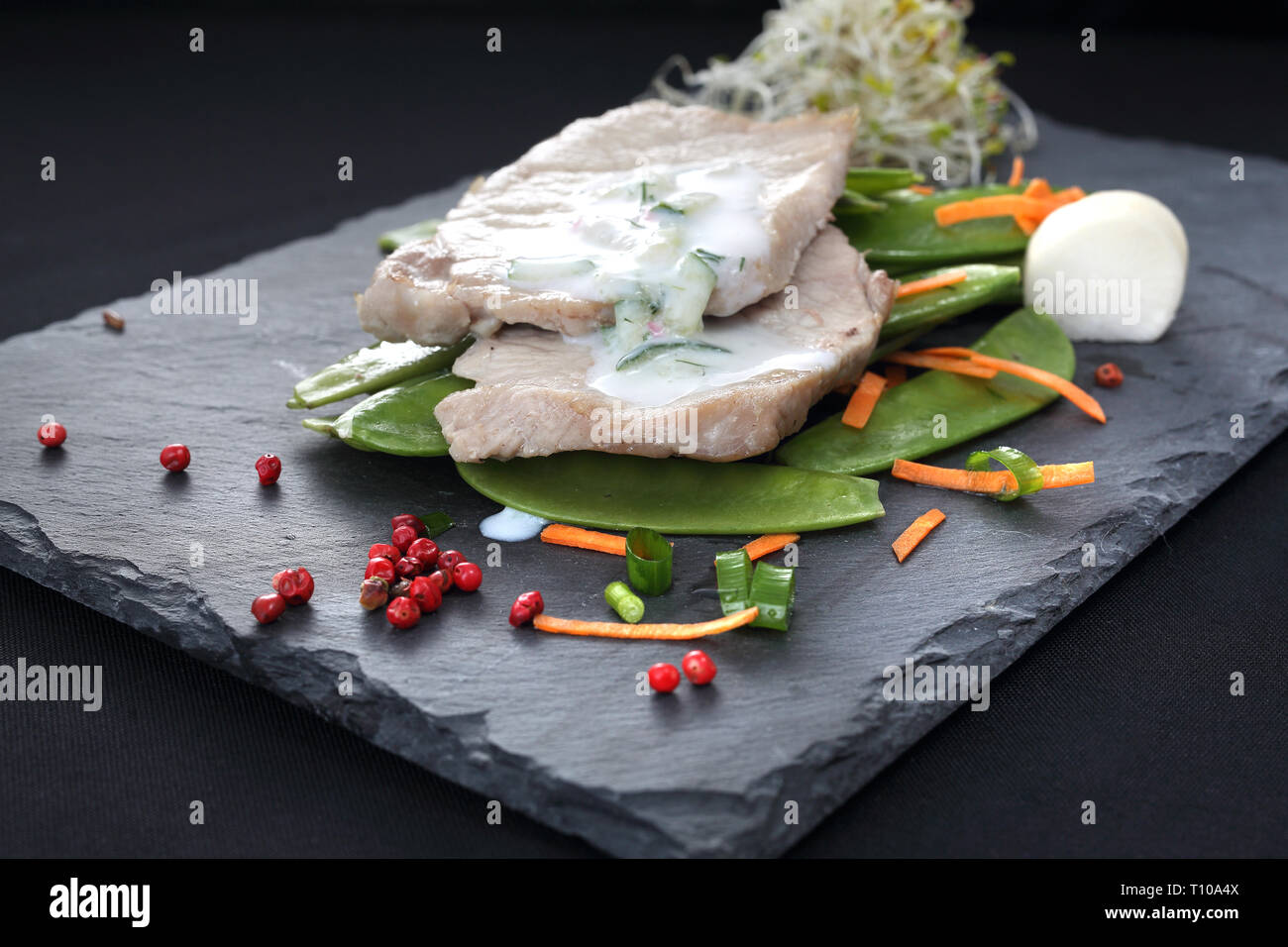 Abendessen in einer Box Diät. Huhn in Kräutern mit Joghurt Sauce mit grünem Salat Stockfoto