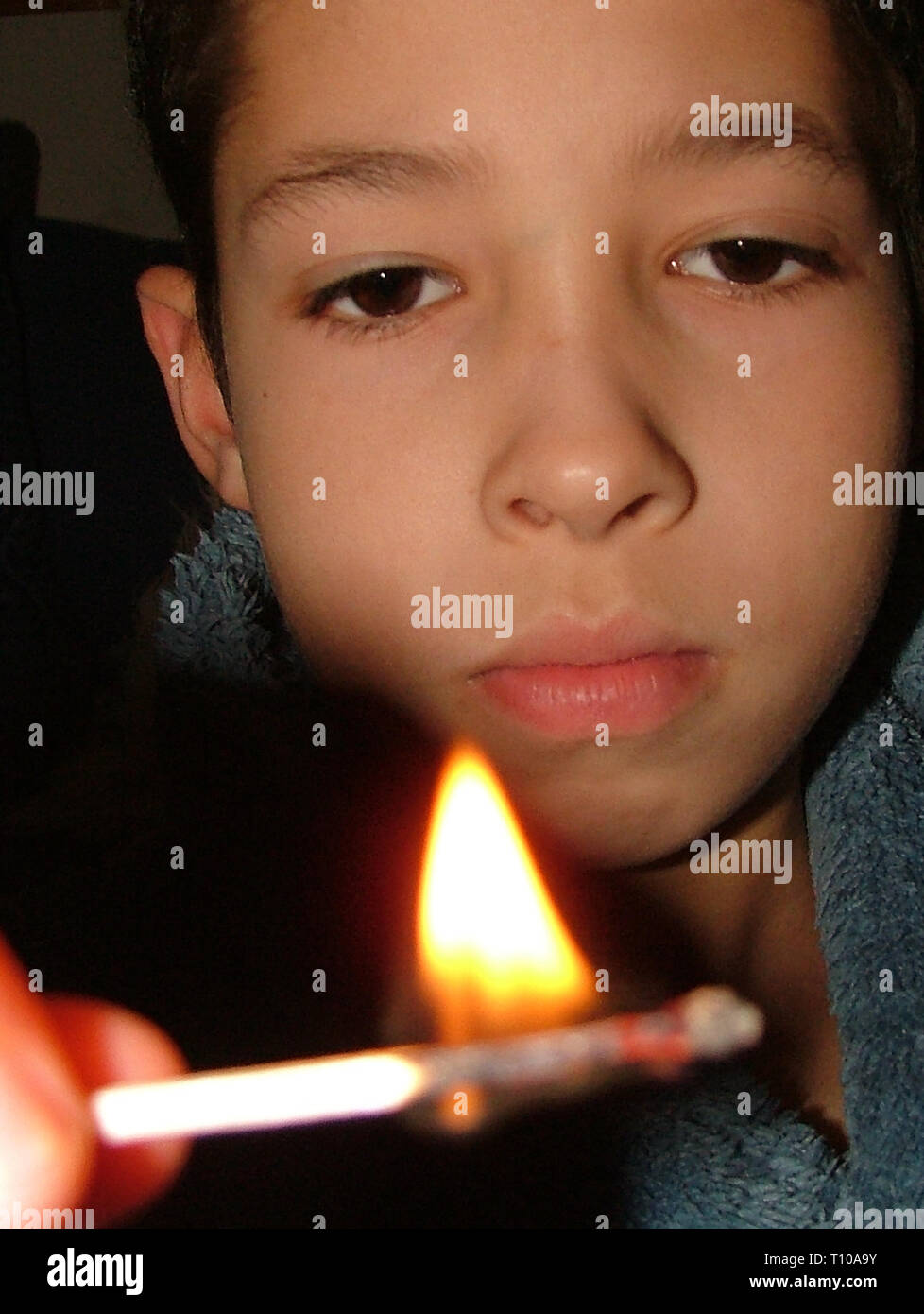Junge spielt mit dem Feuer Stockfoto