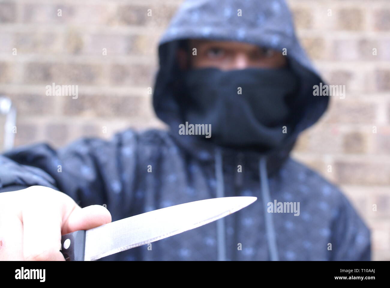 Messer Kriminalität, Jugendlicher mit einem Messer Stockfoto