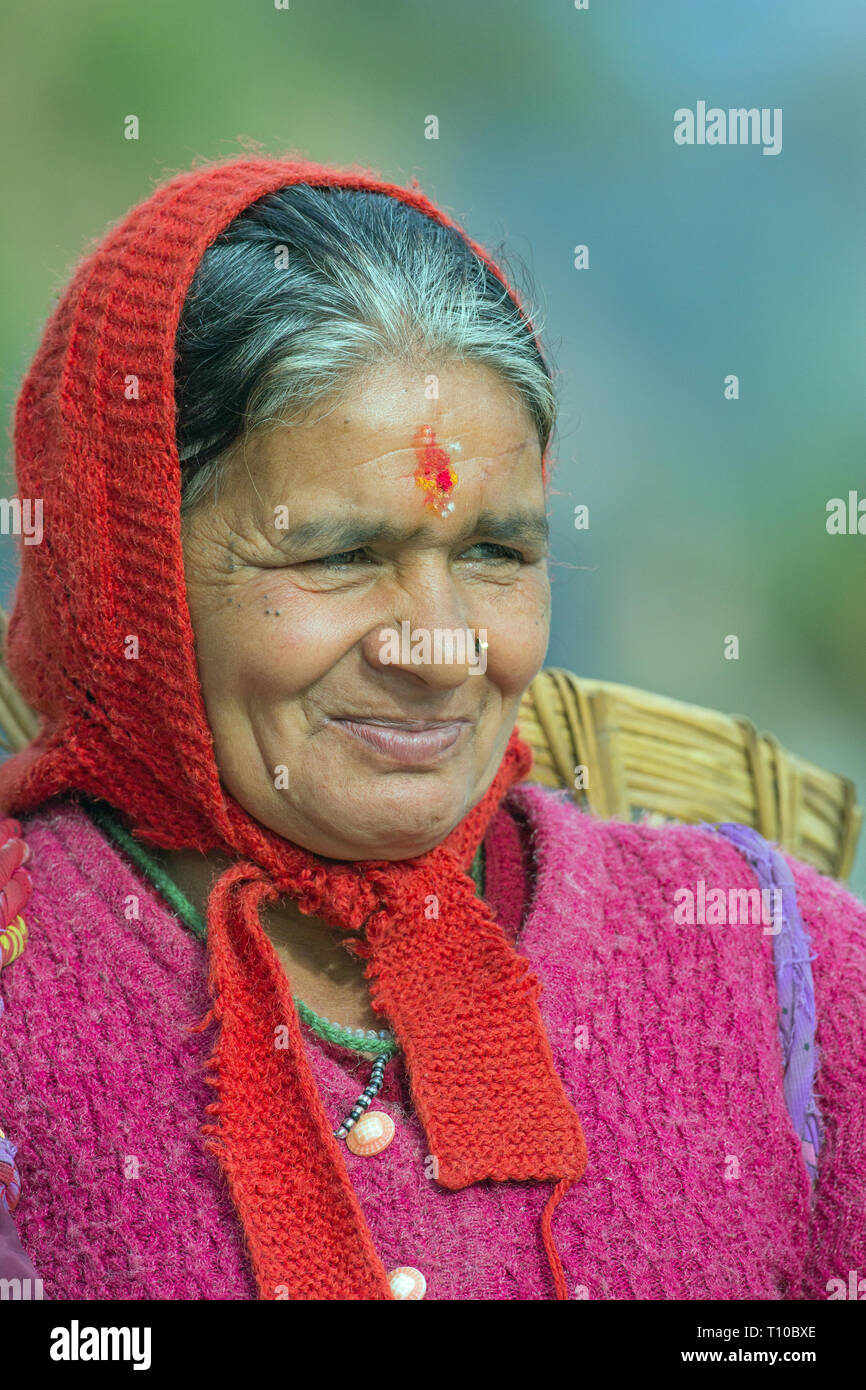 Frau mit gestrickten roten Wolle headwear. ​Red bindi Markierung auf der Stirn. Rudraprayag-Ukhimath, Chopta, Triyuginarayan, Untere Himalaya, Nordindien. ​ Stockfoto