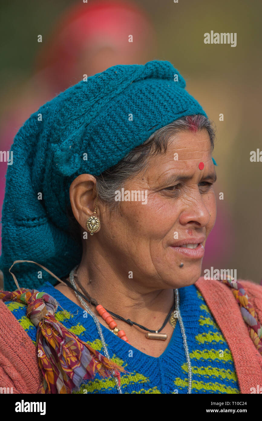 Frau gestrickte Wolle headwear. Rot bindi Markierung auf dem ​Forehead. Rudraprayag-Ukhimath, Chopta, Triyuginarayan, Untere Himalaya, Nordindien. Stockfoto