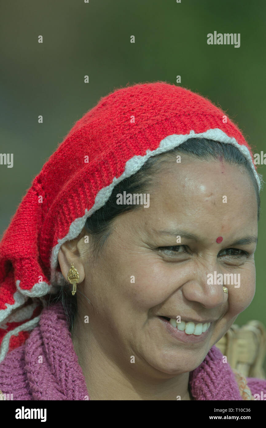 Gestrickte wolle ​Woman das Tragen einer Kopfbedeckung in zwei Farben. Rot bindi Markierung auf der Stirn. Rudraprayag-Ukhimath, Chopta, Triyuginarayan, Untere Himalaya, Nordindien. Stockfoto