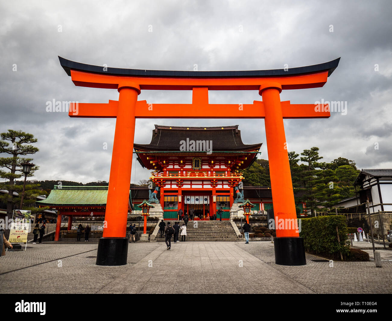 Riesige Torii-tor vor der Romon Tor in Fushimi Inari Schrein (Fushimi Inari Taisha) in Kyoto, Japan. Berühmte Shinto Schrein, für Torii Tore bekannt Stockfoto