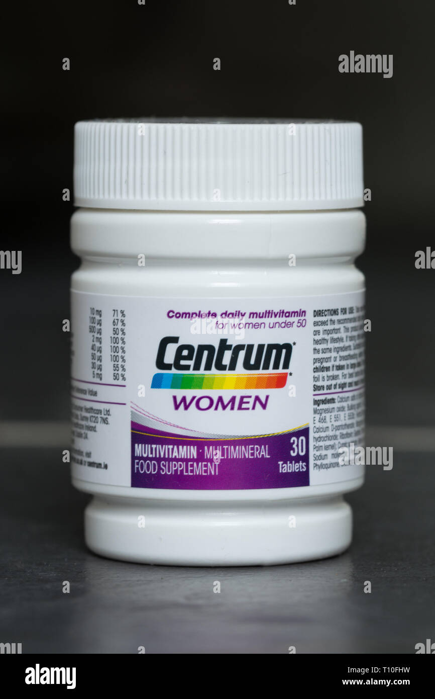 Foto von Centrum Multivitamine (Multi Vitamine) und Mineralstofftabletten für Frauen. Nahrungsergänzungsmittel. Stockfoto