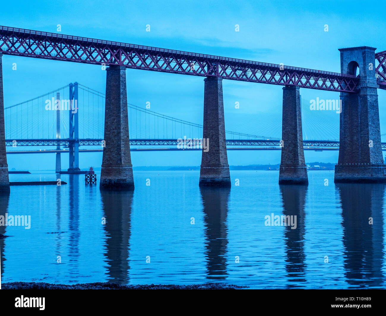 Forth Bridge mit der straßenbrücken über South Queensferry Edinburgh Schottland Stockfoto