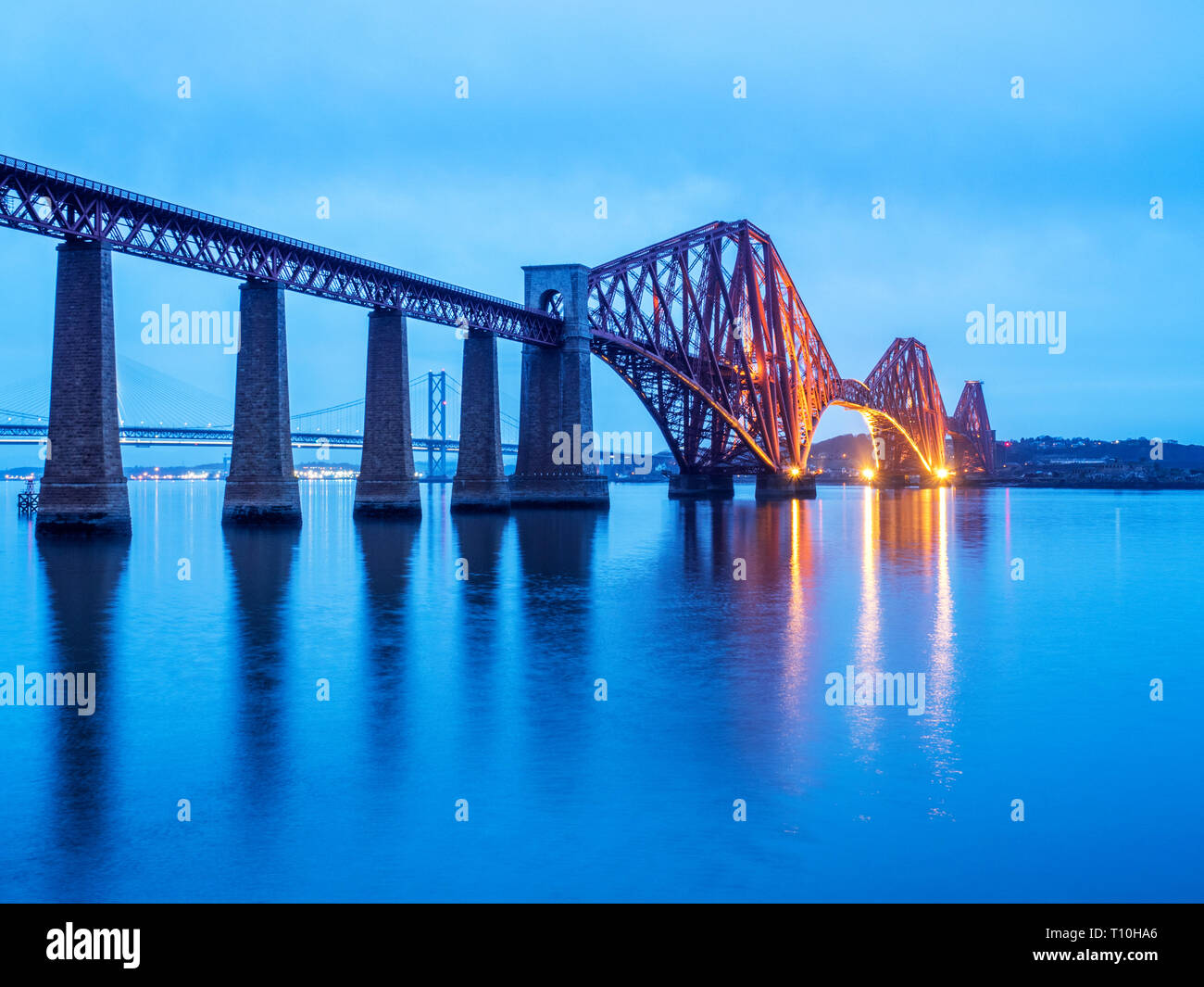 Die Forth Brücke Eisenbahnbrücke über den Firth von weiter in der Dämmerung von South Queensferry Edinburgh Schottland Stockfoto