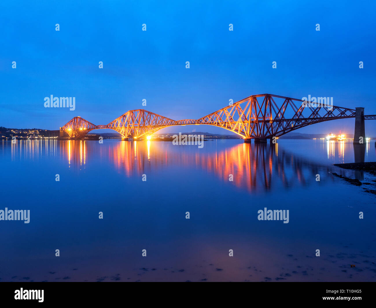 Die Forth Brücke Eisenbahnbrücke über den Firth von weiter in der Dämmerung von South Queensferry Edinburgh Schottland Stockfoto