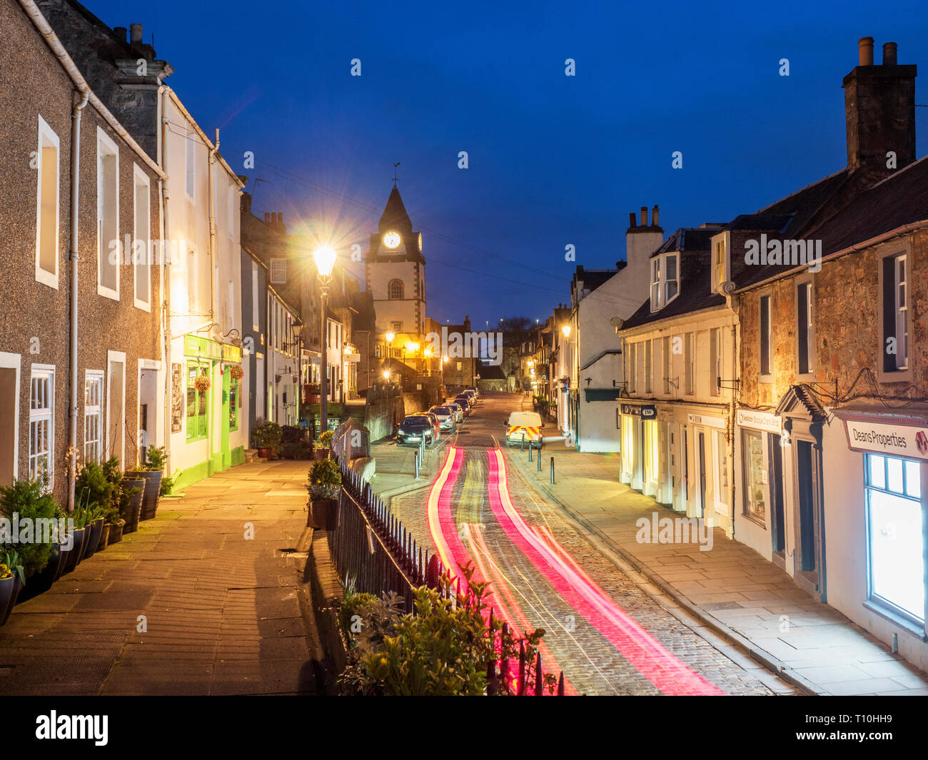 Verkehrswege entlang der High Street bei South Queensferry in der Dämmerung City of Edinburgh Schottland Stockfoto