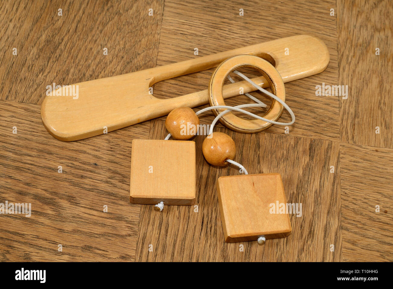Brain Teaser Holz Puzzle auf Holz- Hintergrund Stockfoto