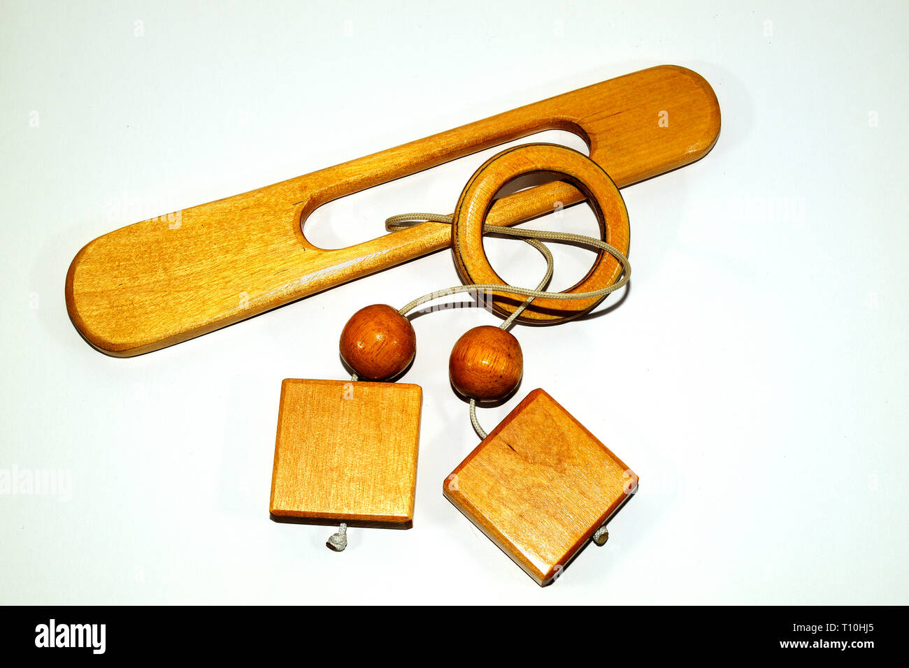 Brain Teaser Holz Puzzle auf weißem Hintergrund Stockfoto