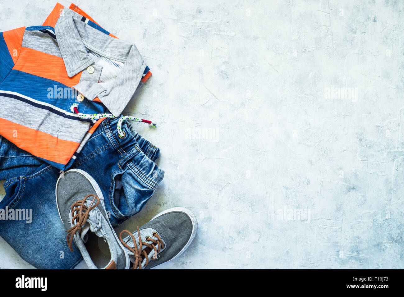 Kind Kleidung - Jeans, Polo und Sneakers Ansicht von oben. Stockfoto