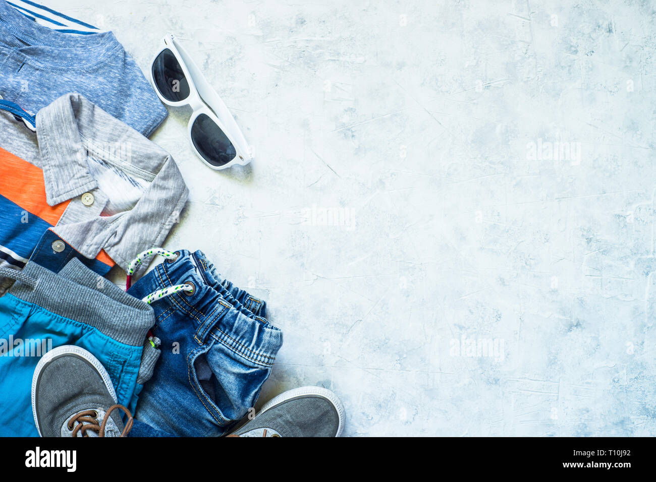 Kind Kleidung - Jeans, Polo und Sneakers Ansicht von oben. Stockfoto