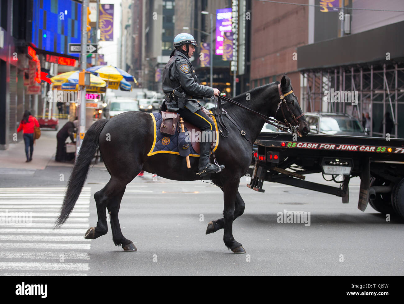 Eine montierte NYPD cop auf einem Pferd im Times Square, New York City, NY, USA. Stockfoto