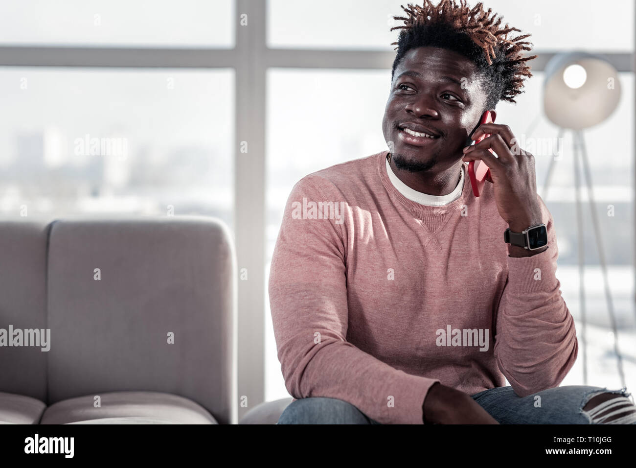 Freundliche internationale Mann in Ruhe nach der Arbeit Stockfoto