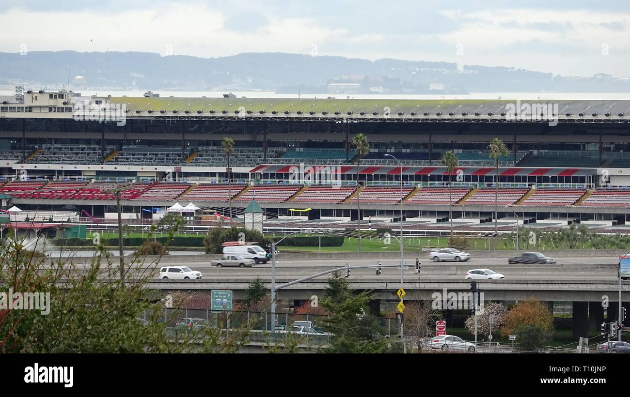 Golden Gate Fields horse racing Track am Rande der San Francisco Bucht in Albany, Kalifornien, mit der Interstate 580 Freeway im Vordergrund, 8. Januar 2019. () Stockfoto