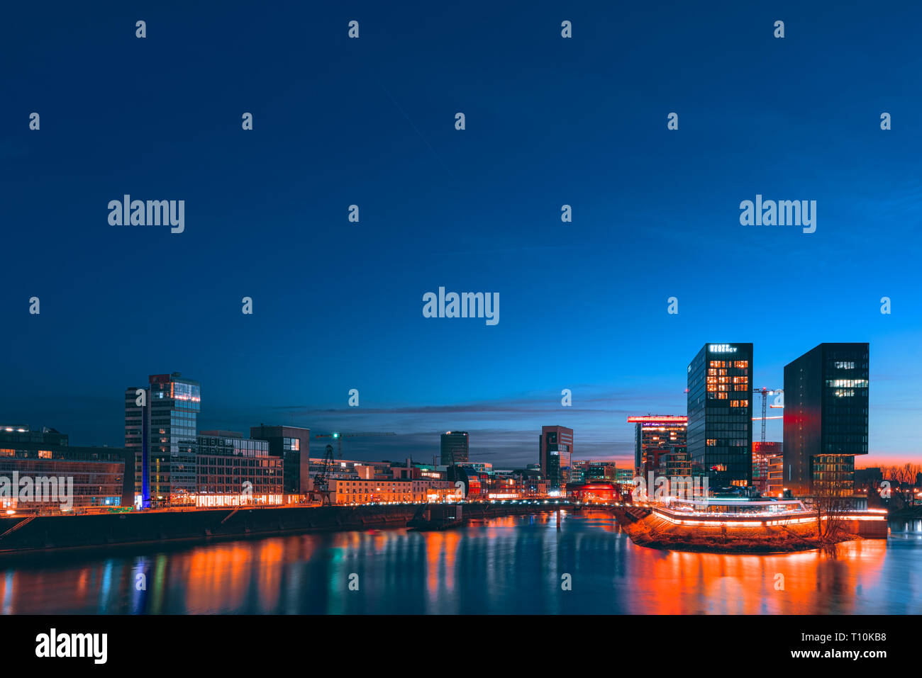 Düsseldorf, Deutschland - 25. Februar 2019: Die modernen Gebäude der Neuen Medien Hafen Trübsinn in der untergehenden Sonne Licht Stockfoto