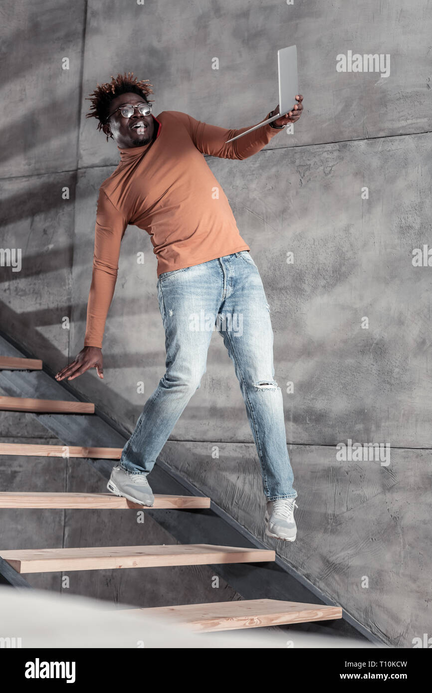 Emotionale junger Mann Gleichgewicht auf Treppen Stockfoto