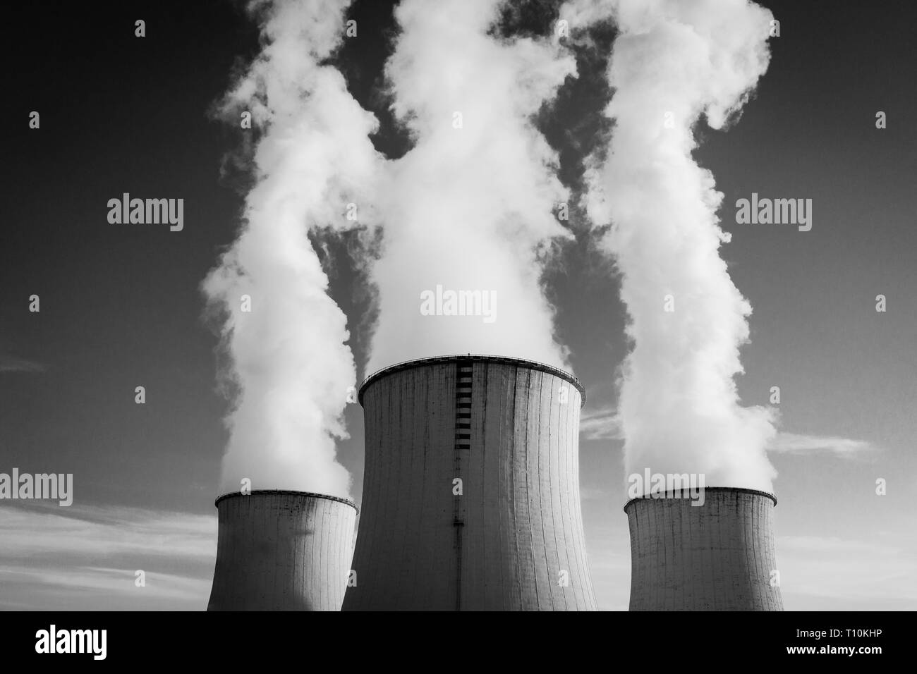 Ein Kraftwerk mit weisser Rauch über die Schornsteine Stockfoto