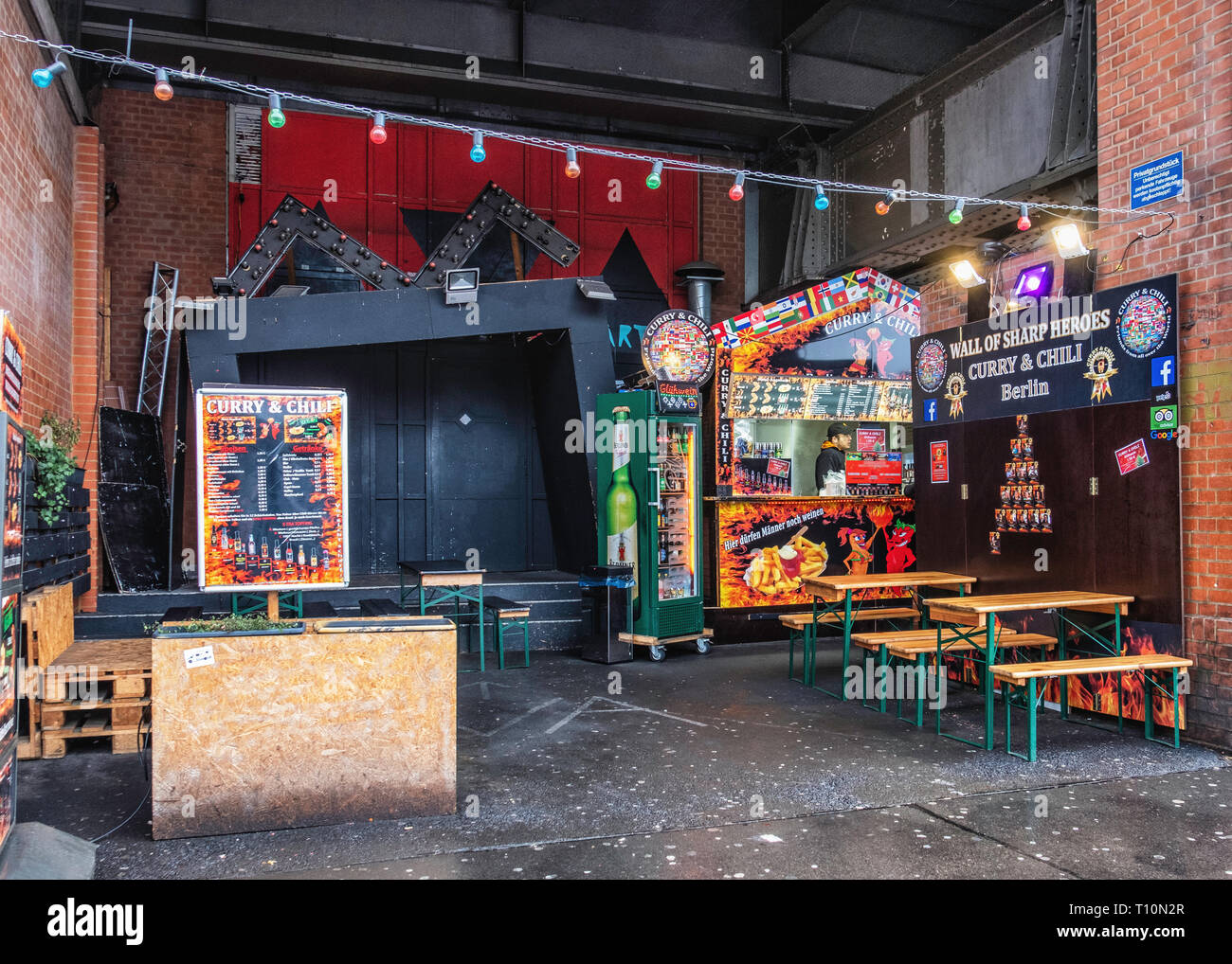 Berlin, Friedrichshain. Curry & Chili fast food in die Warschauer Straße U-Bahn Viadukt. Stockfoto