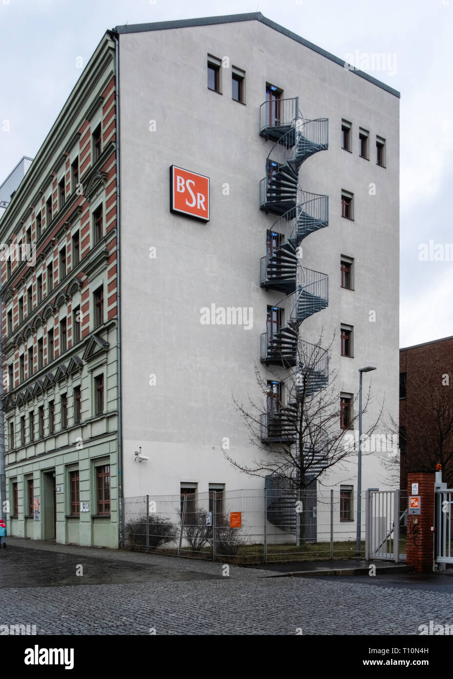 Berlin-Friedrichshain die Berliner Stadtreinigung (BSR), City Reinigung Firma Gebäude. Logo & Wendeltreppe die BSR für Müll verantwortlich ist Stockfoto