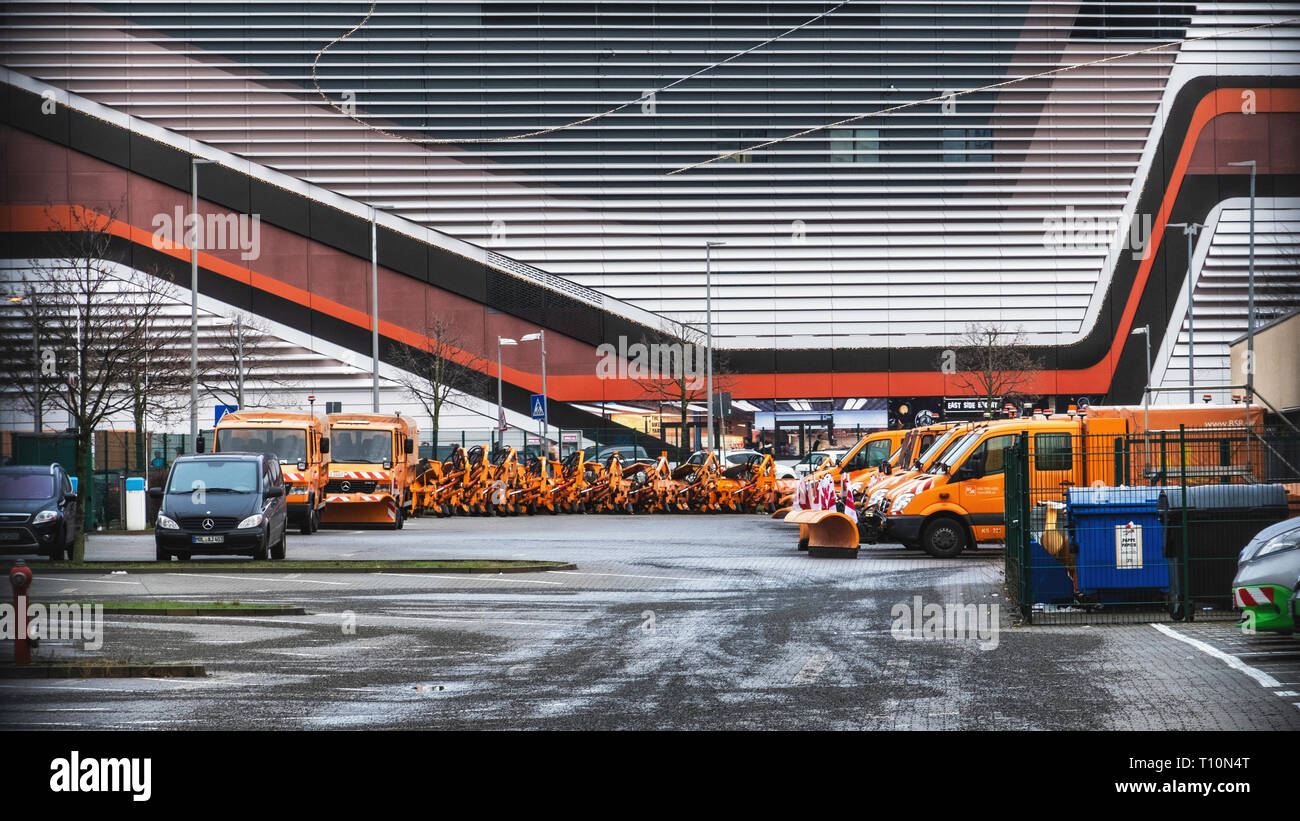 Berlin-Friedrichshain die Berliner Stadtreinigung (BSR), City Reinigung Firma Hof mit orange Lkw geparkt. Stockfoto