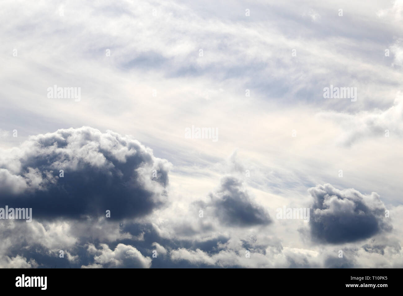 Sturm Himmel mit dunklen Wolken cumulus, cirrus Nach einem Regen. Feder bewölkter Himmel, bewölkten Tag, schöne dramatischen Hintergrund für stürmisches Wetter Stockfoto