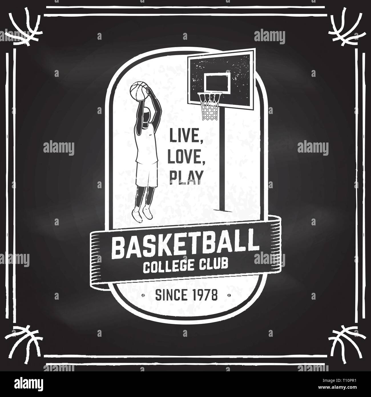 Basketball Club Abzeichen auf dem Schwarzen Brett. Vector Illustration. Konzept für T-Shirt, Druck, Stempel oder T-Stück. Vintage Typografie Design mit Basketballspieler und Basketball Ball, hoop Silhouette Stock Vektor