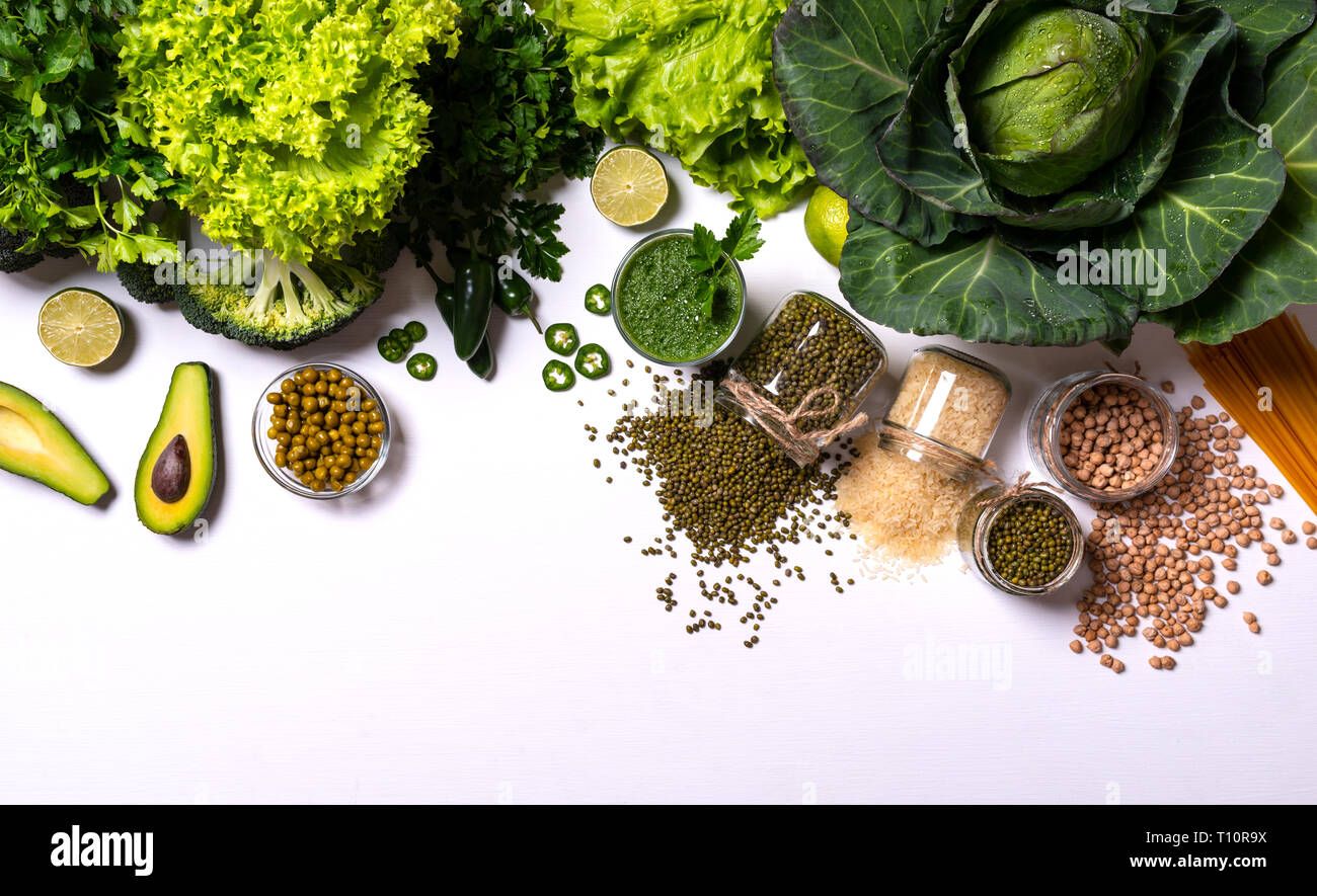 Gesundes Essen. Gemüse und Früchte auf weißem Hintergrund. Stockfoto